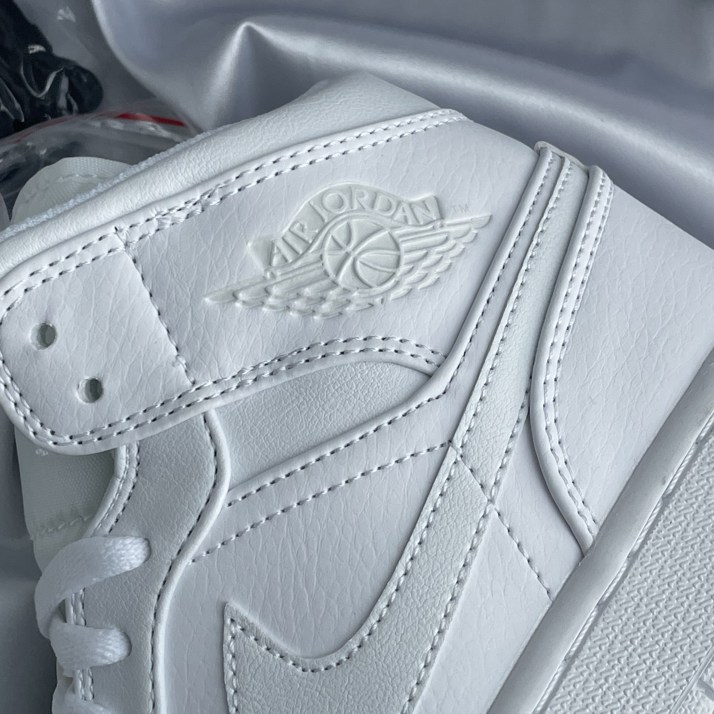 Air Jordan I / Triple White - Mid