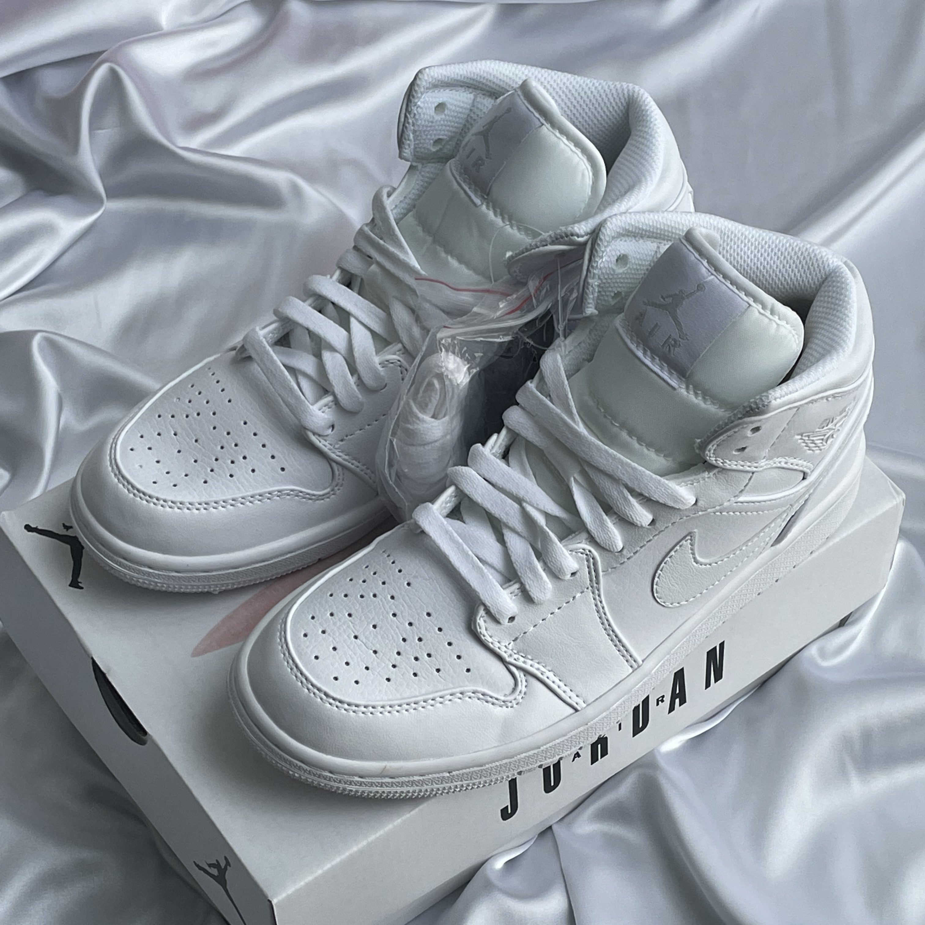 Air Jordan I / Triple White - Mid