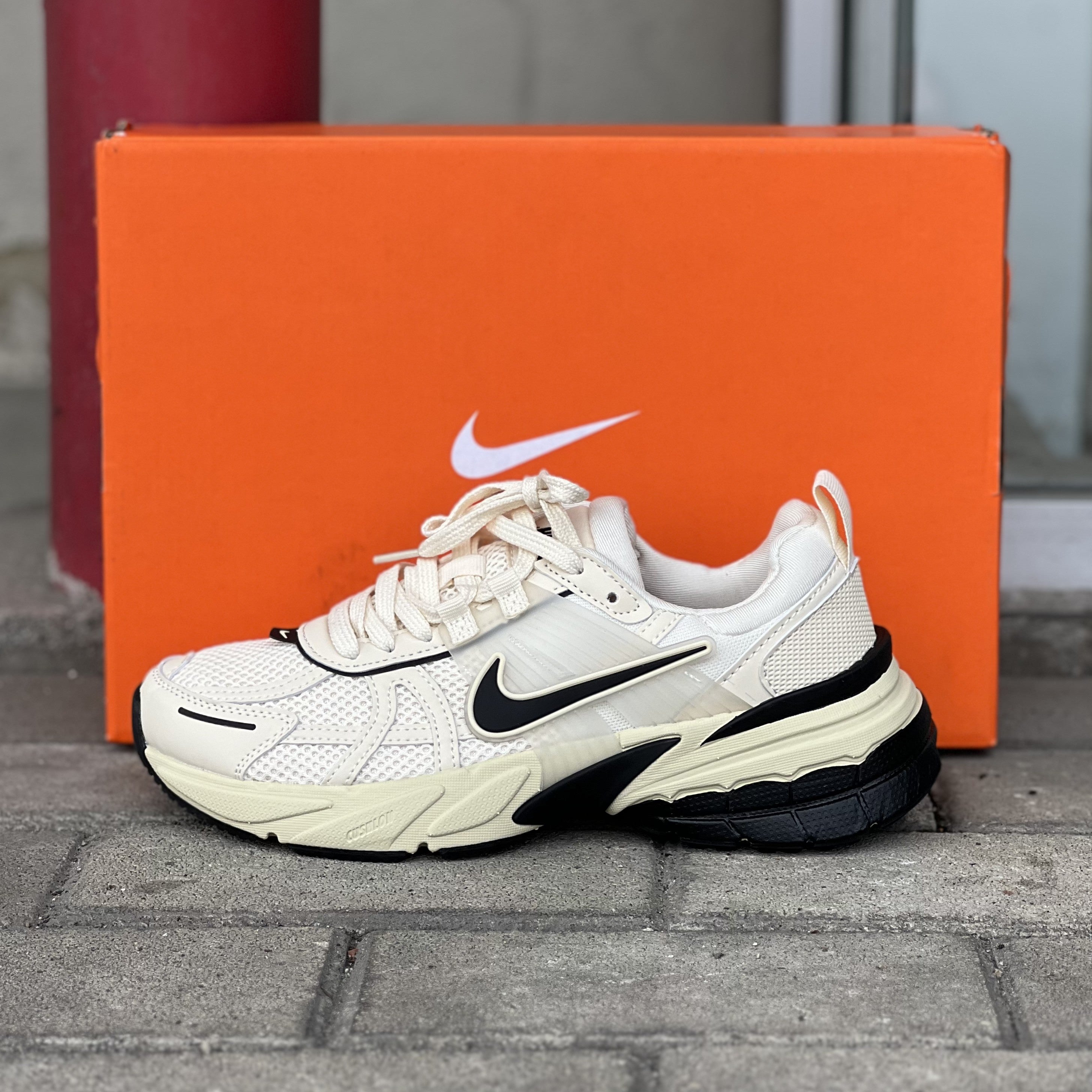 NIKE V2K RUN / W&B