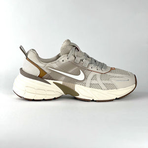 NIKE V2K RUN / GREY SAND - BROWN