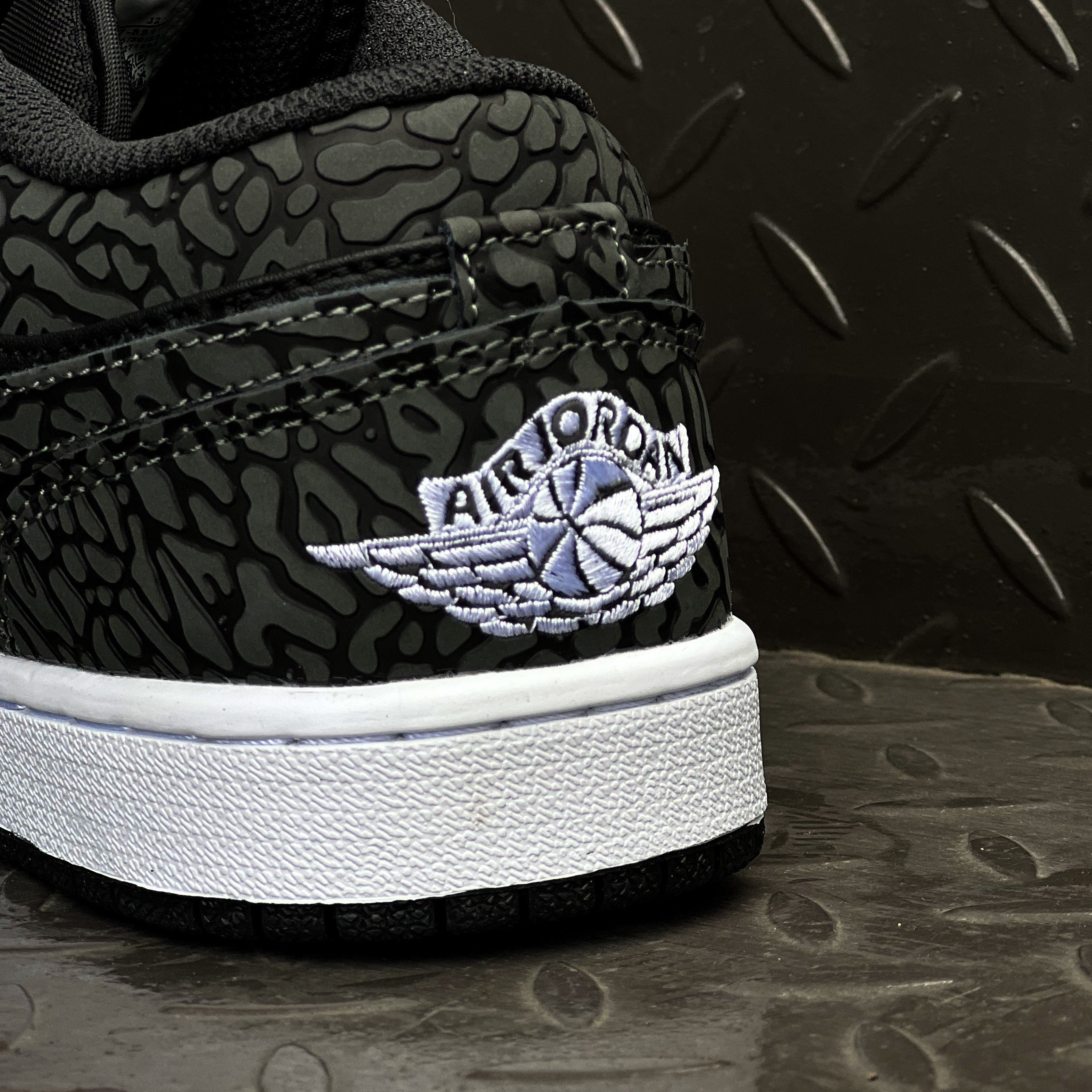 Air Jordan I / Black Cracked - Low