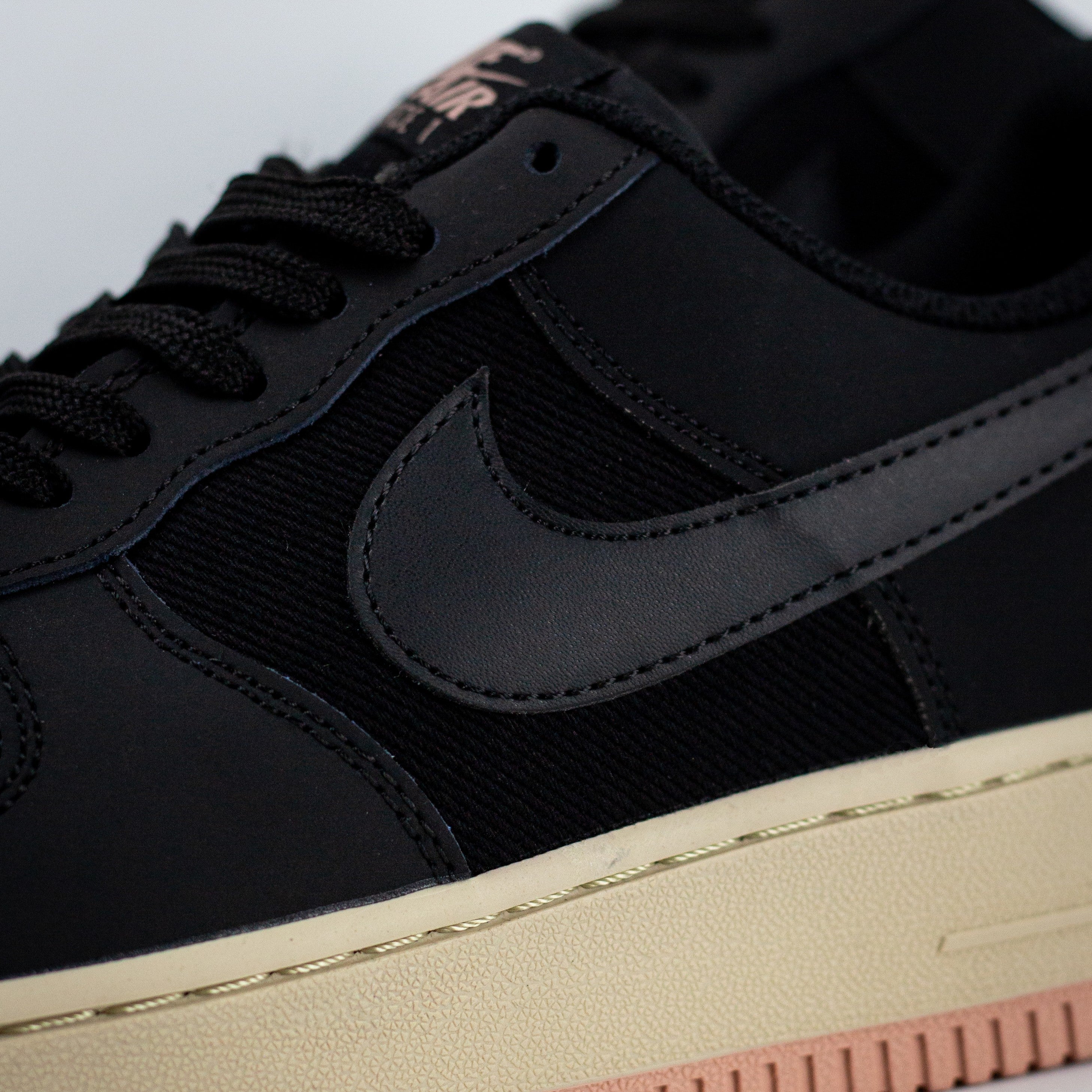 Nike Air Force 1 / Black Red Stardust
