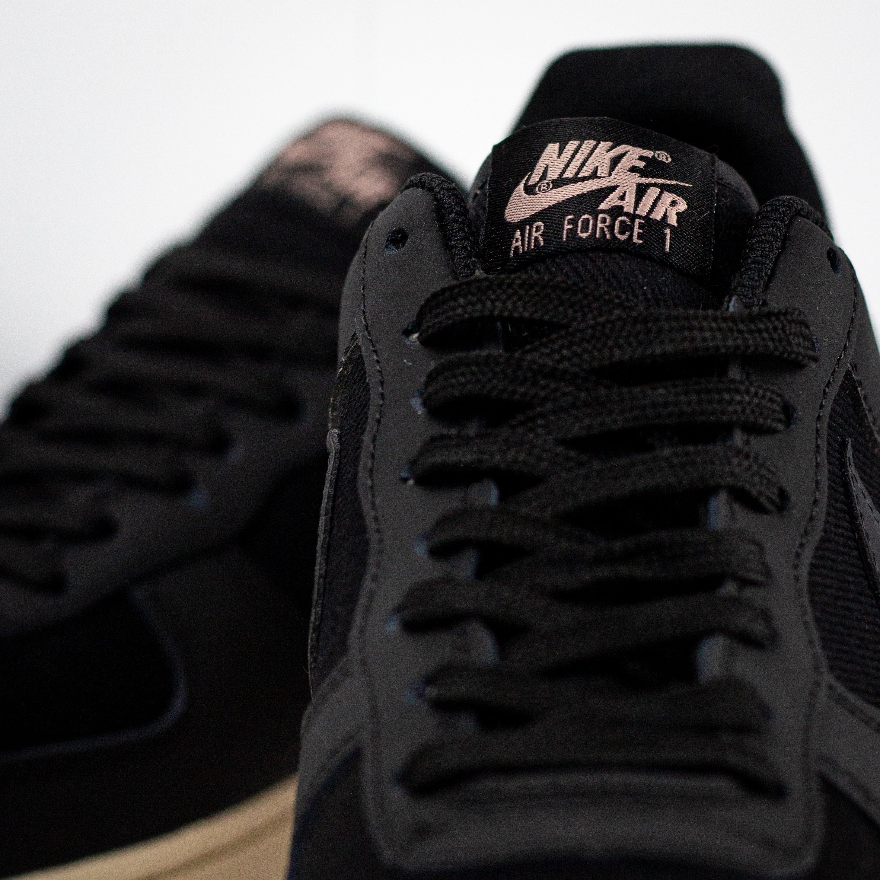 Nike Air Force 1 / Black Red Stardust